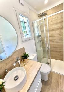 a bathroom with a sink and a toilet and a shower at Maisonnette avec 2 chambres climatisée en face de la plage de Gigaro in La Croix-Valmer