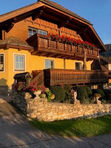 une maison avec un balcon fleuri dans l'établissement Appartement Aigner, à Mauterndorf