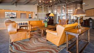 eine Lobby mit Sofas, Stühlen und einem Tisch in der Unterkunft Best Western Outlaw Inn in Rock Springs