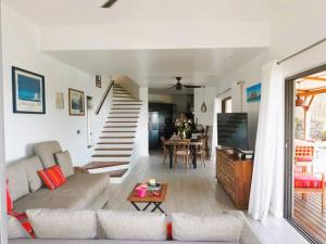 Posezení v ubytování Villa Teranga avec vue panoramique sur la baie de Tamarin