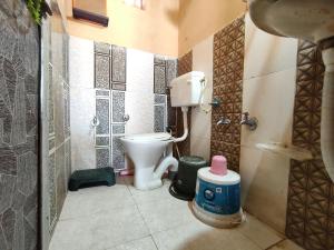 DhordoにあるWhite Rann Homestayのトイレと洗面台のあるバスルーム