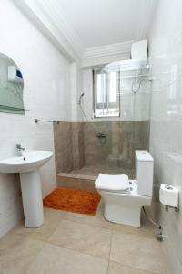 Koupelna v ubytování Washington Apartments - just 25mins drive from the Airport + 59 fotografií