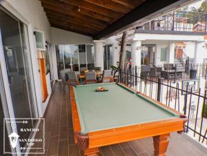 una mesa de billar en el balcón de una casa en Rancho San Diego, Villa llena de Vida VIP, en Ixtapan de la Sal