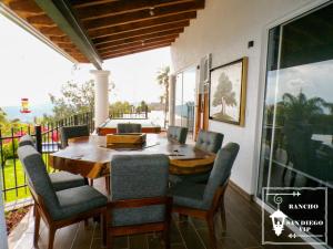 comedor con mesa de madera y sillas en Rancho San Diego, Villa llena de Vida VIP, en Ixtapan de la Sal