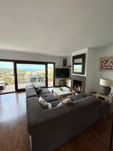 uma sala de estar com um sofá e uma grande janela em Casa Begur vistas espectaculares em Begur