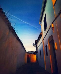 alejka z budynkiem i niebem w obiekcie La Calleja w mieście Cazalla de la Sierra
