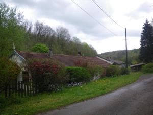 a house on the side of a road at wagons dortoir in Chaudenay