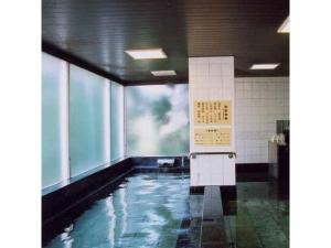een zwembad in een gebouw met water erin bij Hotel Crystal Palace - Vacation STAY 61208v in Hitachinaka