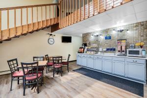 cocina y comedor con mesa y sillas en Days Inn by Wyndham Monticello, en Monticello