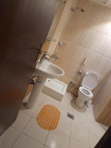 a bathroom with a toilet and a sink at قلف الرائدة رحاب التصنيف نجمة واحده in An Naqāʼ