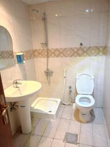 a bathroom with a toilet and a sink and a shower at قلف الرائدة رحاب التصنيف نجمة واحده in An Naqāʼ