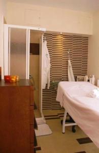 a room with a bed and a table and a window at Aegeon Hotel in Karlovasi