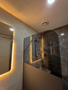 y baño con lavabo y espejo. en Ankara Santral Otel en Altındağ