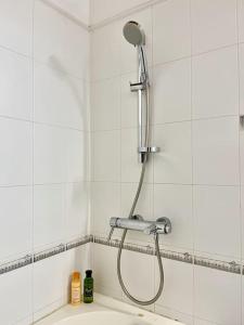 因杜魯瓦的住宿－Caro Villa，白色瓷砖浴室设有淋浴和水槽