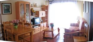 sala de estar con mesa y TV en EN PLAYA SAN VICENTE DE LA BARQUERA, en San Vicente de la Barquera