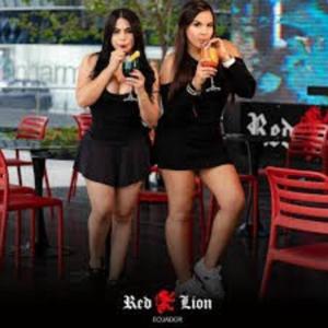 duas mulheres de saias curtas a beber num restaurante em Ecusuites Ejecutiva Torre Sol Aeropuerto IX em Guayaquil