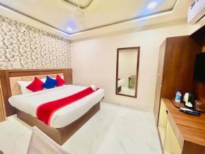 a bedroom with a large bed and a mirror at HOTEL EAGLE GRAND in Shamshabad