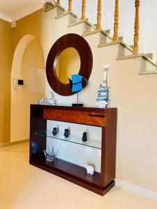 tocador con espejo en una habitación en Villa Malia Algarve, en Mexilhoeira Grande
