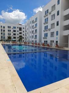 een groot blauw zwembad voor een hotel bij Apto cerca al mar amoblado. in Coveñas
