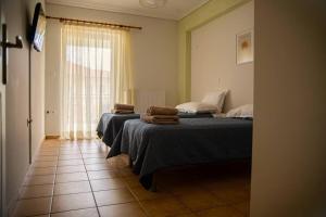 2 camas en una habitación con ventana en Groovy Apartment en Tripolis