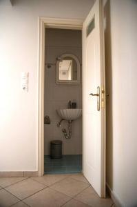 Groovy Apartment في تريبوليس: حمام مع حوض ومرحاض في الغرفة