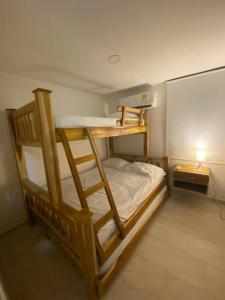 een slaapkamer met 2 stapelbedden in een kamer bij Apto cerca al mar amoblado. in Coveñas