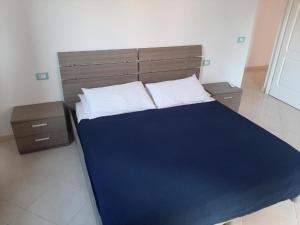 een slaapkamer met een groot bed met 2 nachtkastjes bij Estrela do Mar in Santa Maria