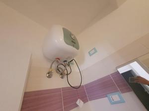 een badkamer met een douche in de kamer bij Estrela do Mar in Santa Maria