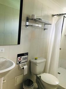 uma pequena casa de banho com WC e lavatório em Hotel Sangil Tuluá em Tuluá
