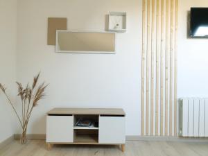 - un bureau dans une chambre dotée d'un mur blanc dans l'établissement Plume - Dormir Comme A La Maison, à Guérande