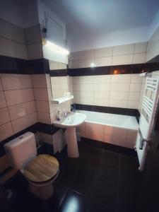 Un baño de RR Residence