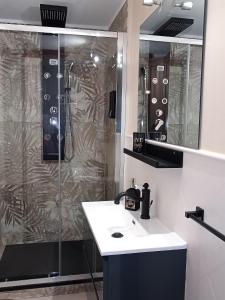 bagno con doccia e lavandino di La casetta di Giò Giò appartamento in centro a Monreale due camere da Letto 1 matrimoniale 1 doppia a Monreale