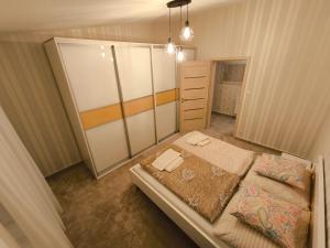 Cama ou camas em um quarto em ApartmanyHurbanova2