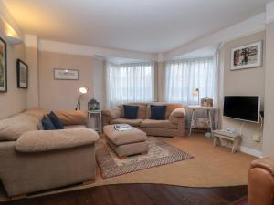 a living room with two couches and a tv at 6 The Whinlands in Leiston