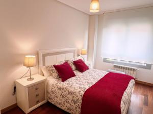 Een bed of bedden in een kamer bij Apartamento Europa Prados - Atenea
