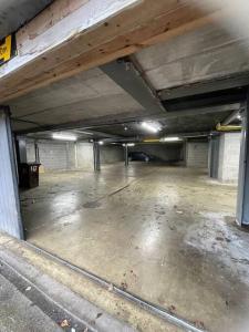 un aparcamiento vacío en un garaje vacío en Lovely two bed flat with free parking (4 117) en Nottingham