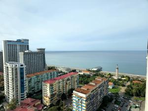 een luchtzicht op een stad met gebouwen en de oceaan bij Sea View Lux Aparthotel in ORBi City Batumi in Batoemi