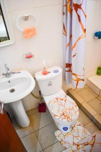een badkamer met een toilet en een wastafel bij 6 Appartements/ 6 studios privé à Bangui RESIDENCE RENESSIOT in Bangui