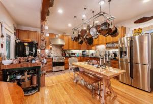 una cocina con armarios de madera y electrodomésticos de acero inoxidable en Burnt Toast Inn en Ann Arbor