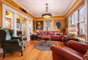 uma sala de estar com mobiliário de couro e um lustre em Burnt Toast Inn em Ann Arbor