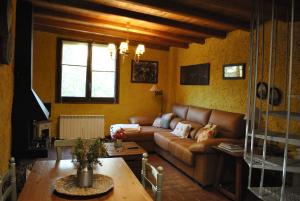 A seating area at Masia El Riscle - Moli Del Pont