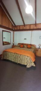 una camera con un grande letto di Chacra Kaiken Lodge a Ghiacciaio Perito Moreno