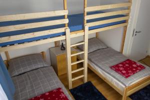 sypialnia z 2 łóżkami piętrowymi i łóżkiem w obiekcie Samostatný dom s bazénom v Rajeckej doline 