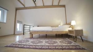 een slaapkamer met een bed en een tapijt bij Apartman Trebevic-Sarajevo in Dovlići