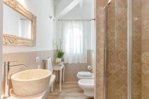 ein Badezimmer mit Badewanne, Toilette und Dusche in der Unterkunft "Villa Adele" in Olbia + 34 Fotos