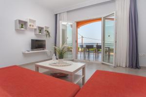 salon ze stołem i dużym oknem w obiekcie Corfu Sea View Villa - Eros w mieście Barbati +21 zdjęć
