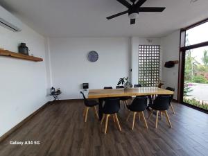 a dining room with a wooden table and chairs at Ideal para compartir momentos especiales 