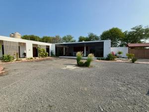 a large white building with a driveway at Ideal para compartir momentos especiales 