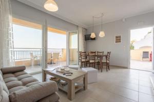 salon z kanapą i stołem w obiekcie Corfu Sea View Villa - Aurora w mieście Barbati