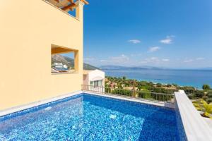 Willa z basenem i widokiem na ocean w obiekcie Corfu Sea View Villa - Aurora w mieście Barbati